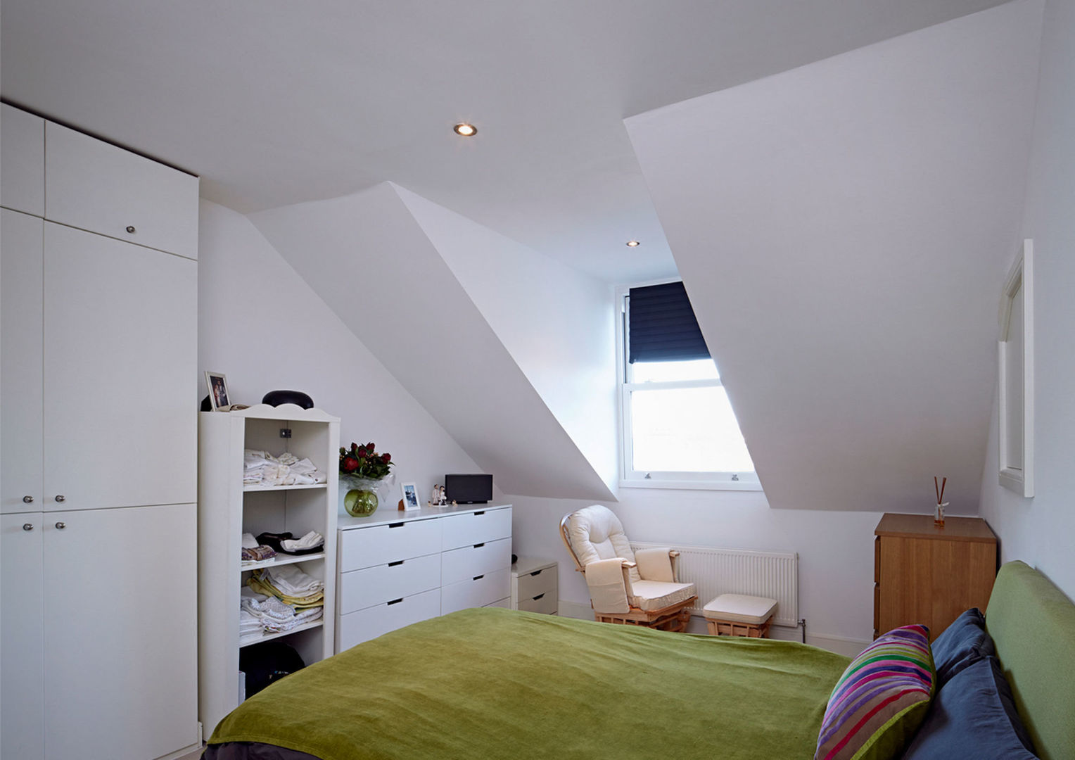 Bedroom under Eaves Collective Works Habitaciones modernas