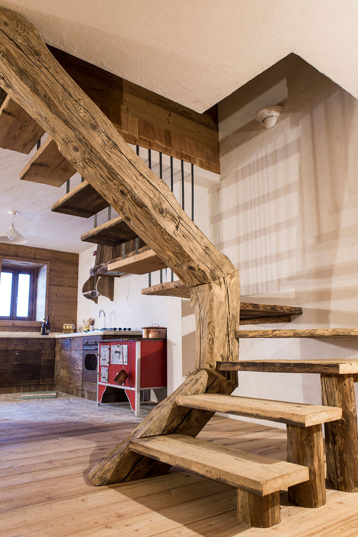 Chalet, RI-NOVO RI-NOVO Rustic style corridor, hallway & stairs