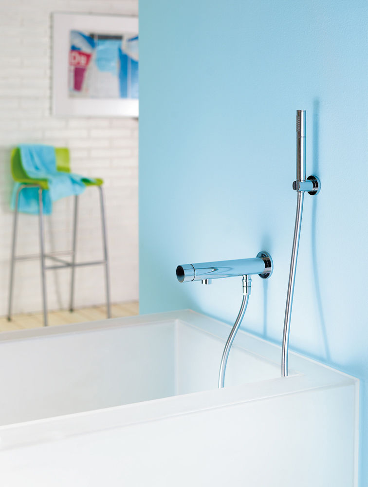 Wall mixing bath/shower mixer homify Baños de estilo moderno