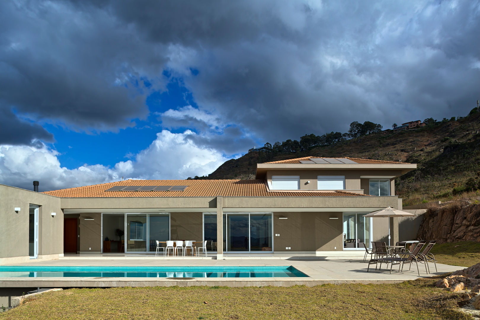 Casa Condomínio Quintas do Morro - Nova Lima (MG), Lage Caporali Arquitetas Associadas Lage Caporali Arquitetas Associadas บ้านและที่อยู่อาศัย