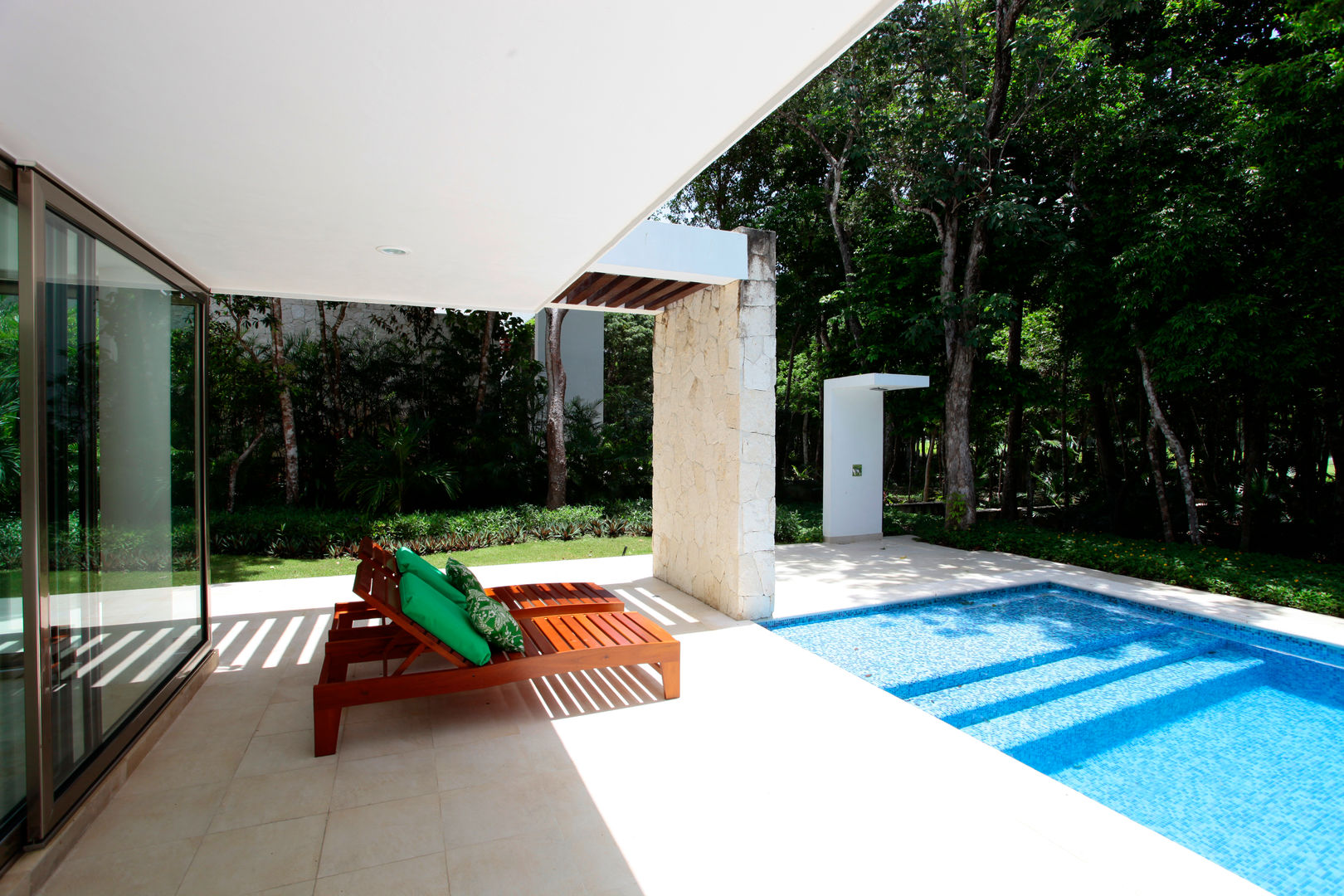 Casa T, Enrique Cabrera Arquitecto Enrique Cabrera Arquitecto ระเบียง, นอกชาน