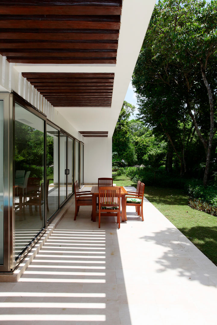 Casa T, Enrique Cabrera Arquitecto Enrique Cabrera Arquitecto Hiên, sân thượng phong cách hiện đại