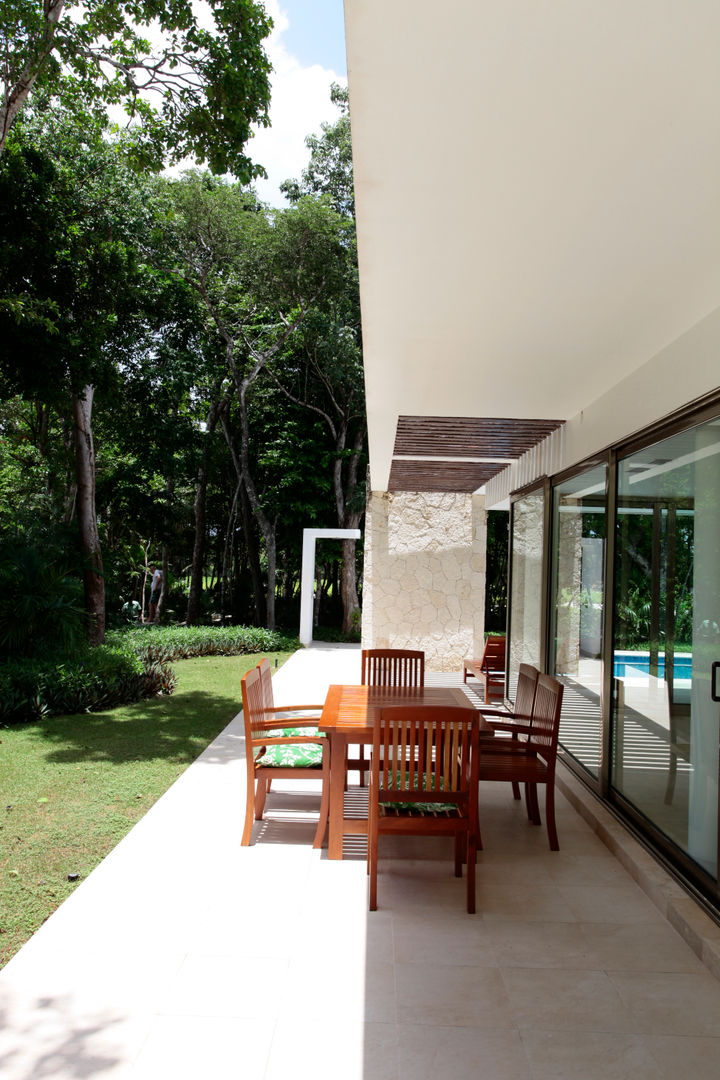 Casa T, Enrique Cabrera Arquitecto Enrique Cabrera Arquitecto ระเบียง, นอกชาน