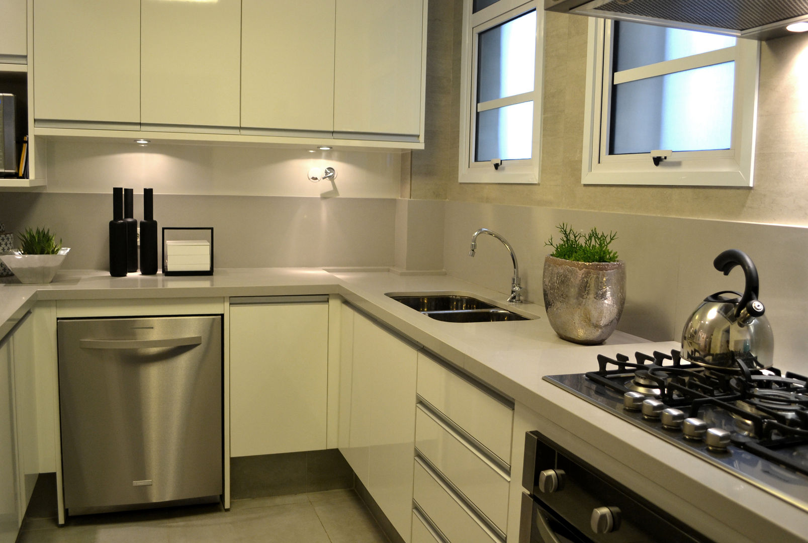 Apartamento para um jovem casal em tons de cinza, Helô Marques Associados Helô Marques Associados Minimalist kitchen