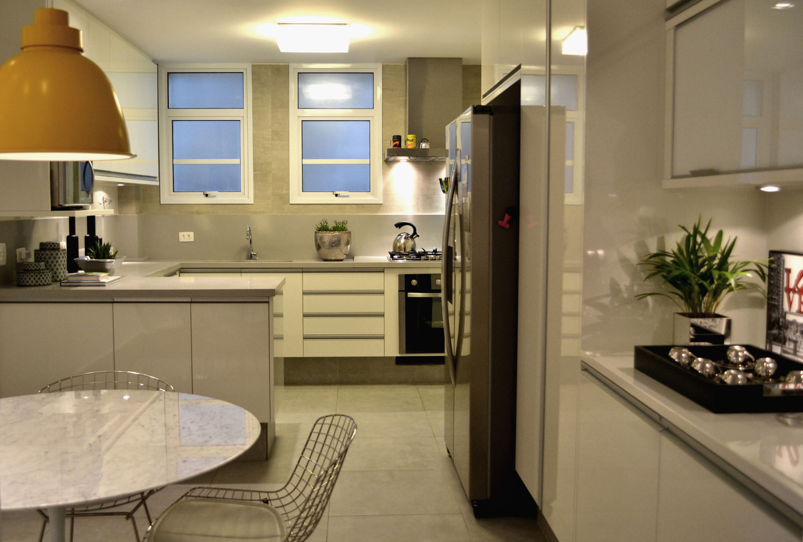 Apartamento para um jovem casal em tons de cinza, Helô Marques Associados Helô Marques Associados Kitchen