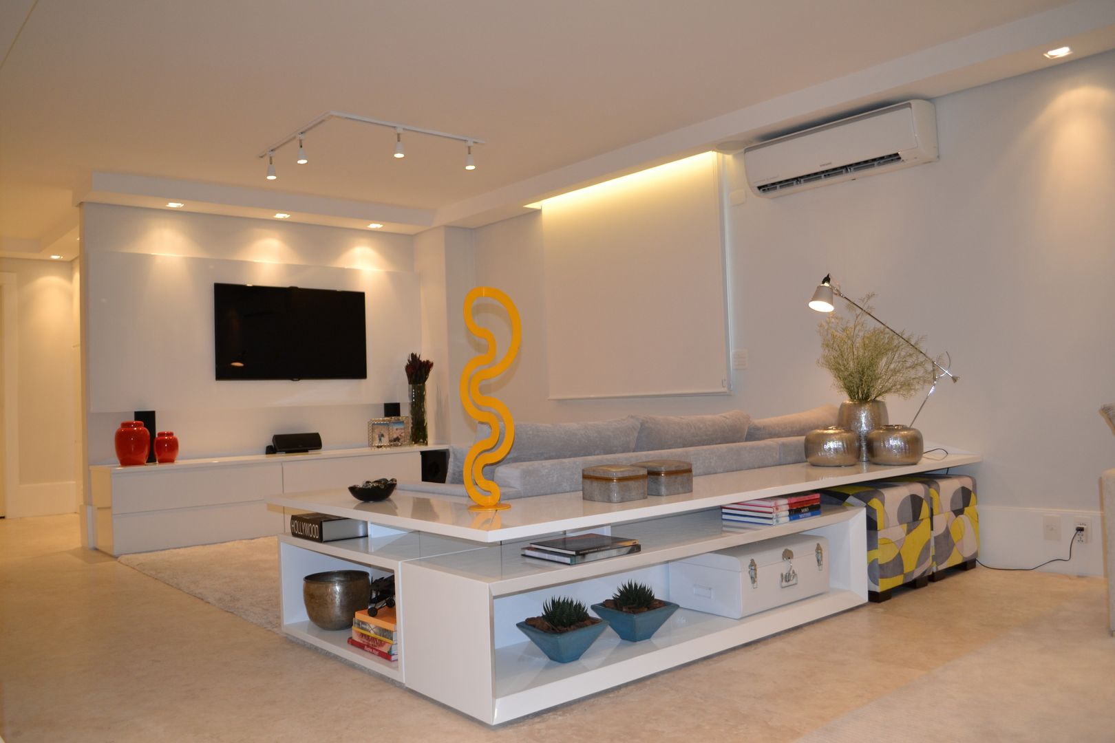 Apartamento para um jovem casal em tons de cinza, Helô Marques Associados Helô Marques Associados Salas de entretenimiento de estilo minimalista