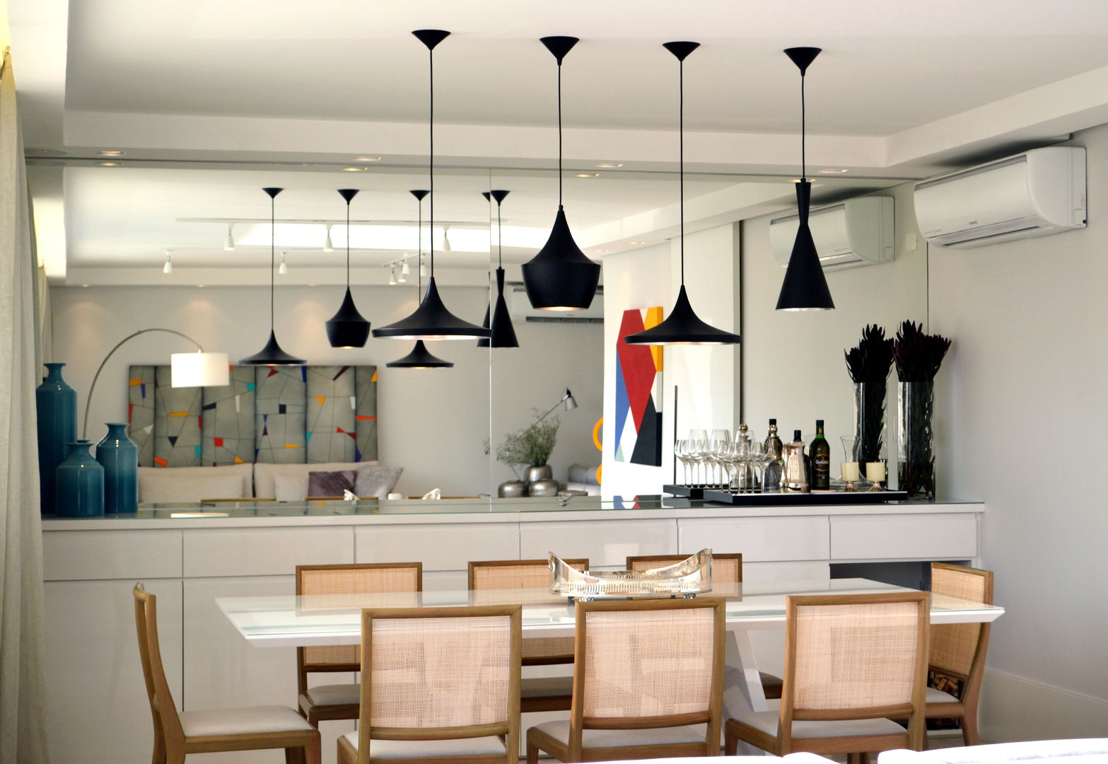 Apartamento para um jovem casal em tons de cinza, Helô Marques Associados Helô Marques Associados Modern dining room