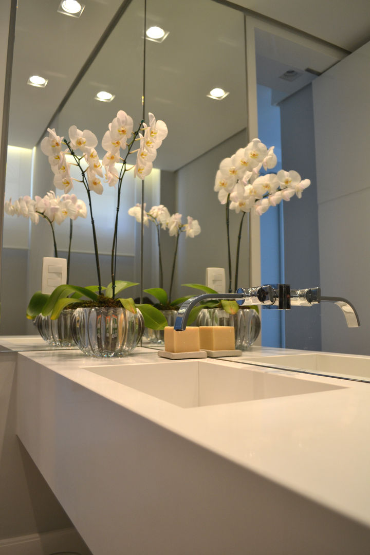 Apartamento para um jovem casal em tons de cinza, Helô Marques Associados Helô Marques Associados Banheiros minimalistas