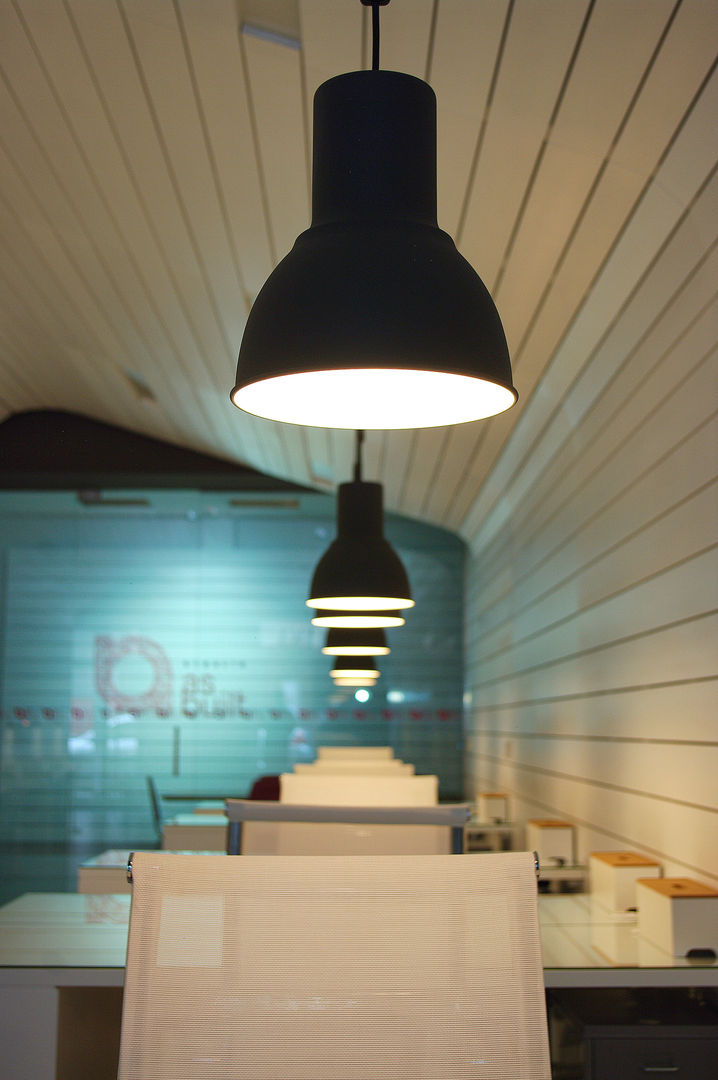 Detalle de las lámparas HEKAR de IKEA en los puestos de trabajo principales as built ARQUITECTURA Espacios comerciales Oficinas y Tiendas