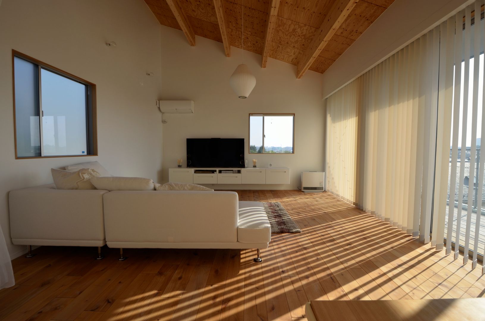 Sunset House, 富田健太郎建築設計事務所 富田健太郎建築設計事務所 Livings de estilo minimalista Madera Acabado en madera