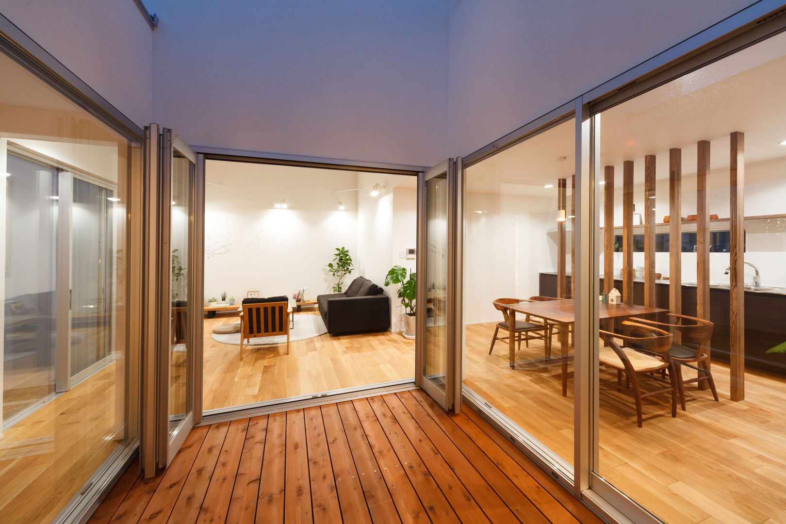 熊野町の家, 株式会社 Ｔ．Ｎ．Ａ 株式会社 Ｔ．Ｎ．Ａ Modern balcony, veranda & terrace