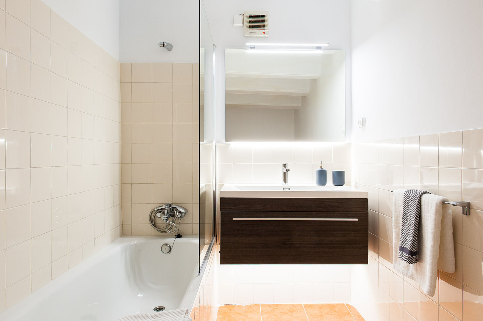 Baño minimalista luminoso. Markham Stagers Baños de estilo minimalista