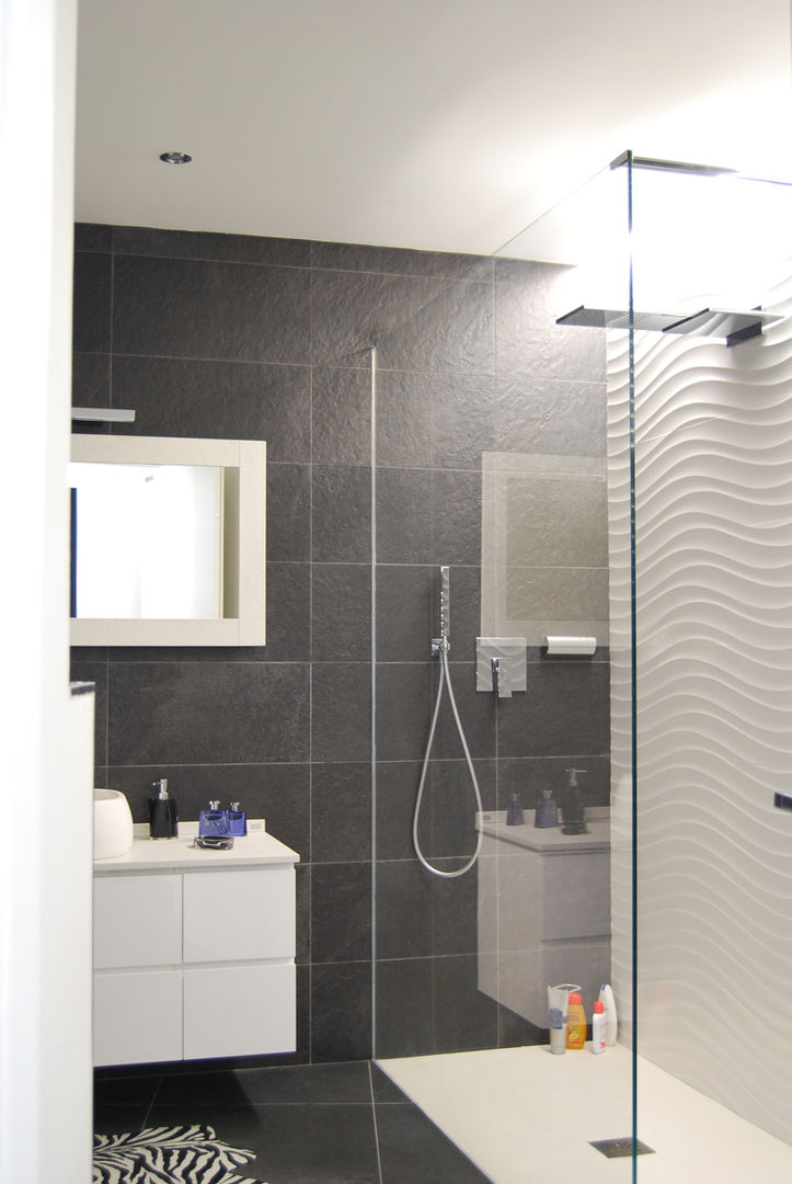 Appartamento Black and white, Alessandro Jurcovich Architetto Alessandro Jurcovich Architetto Minimal style Bathroom Bathtubs & showers