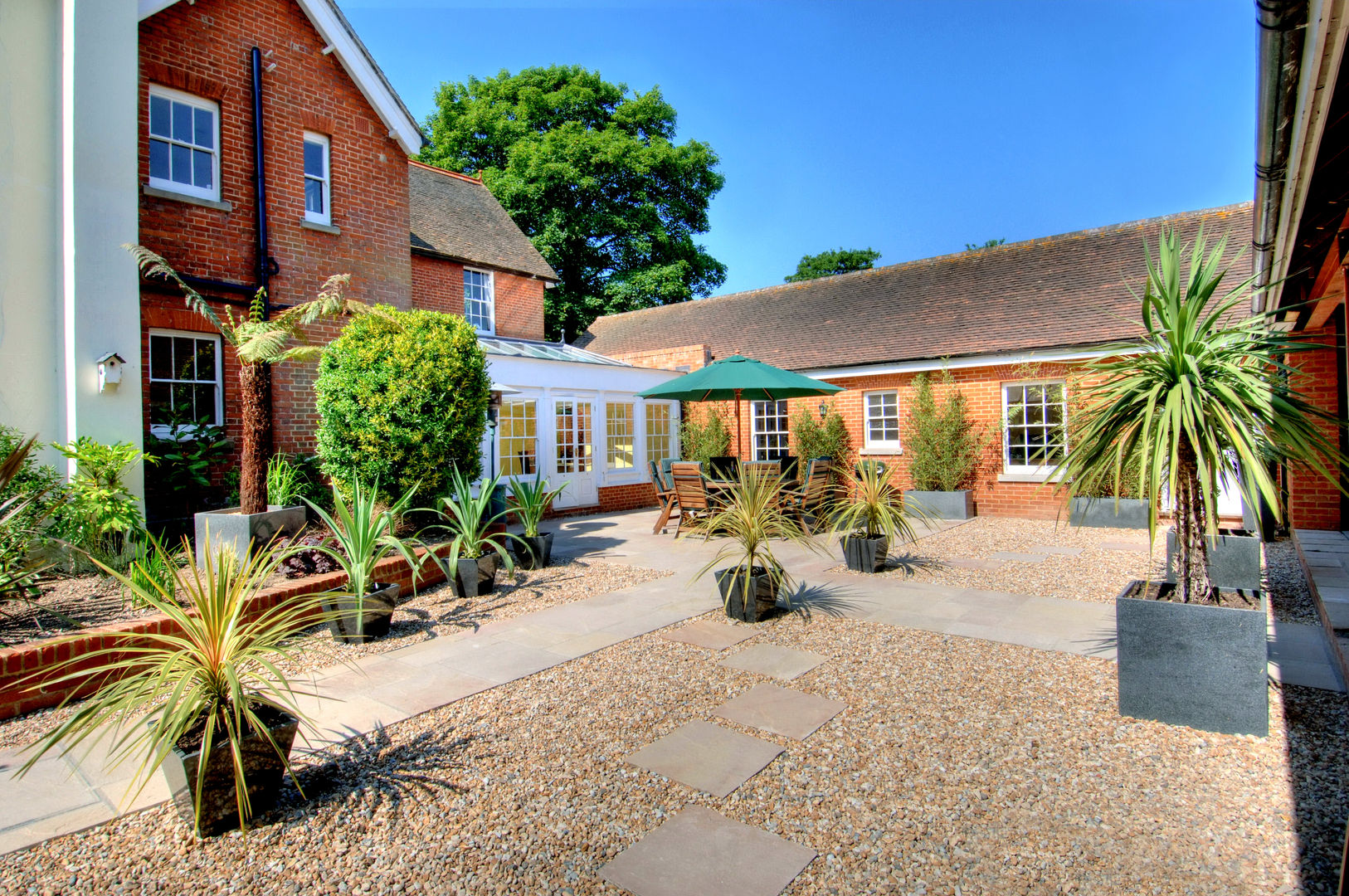 A major conservation project at Bossington House, a fine Grade II: Adisham Kent, Lee Evans Partnership Lee Evans Partnership Country style garden