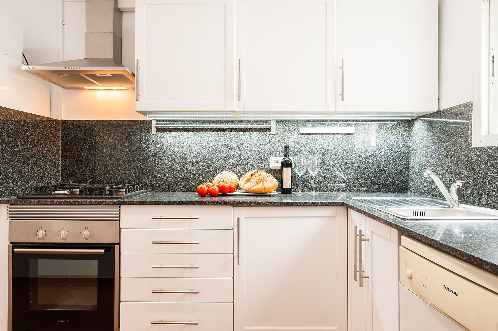 Cocina en blanco Markham Stagers Cocinas de estilo minimalista