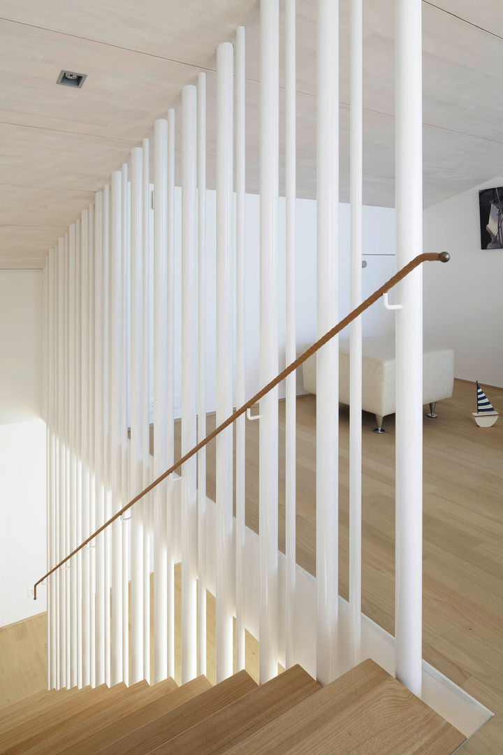 Um- und Ausbau Einfamilienhaus in Vitznau, Luzern, Forsberg Architekten AG Forsberg Architekten AG Scandinavian style corridor, hallway& stairs