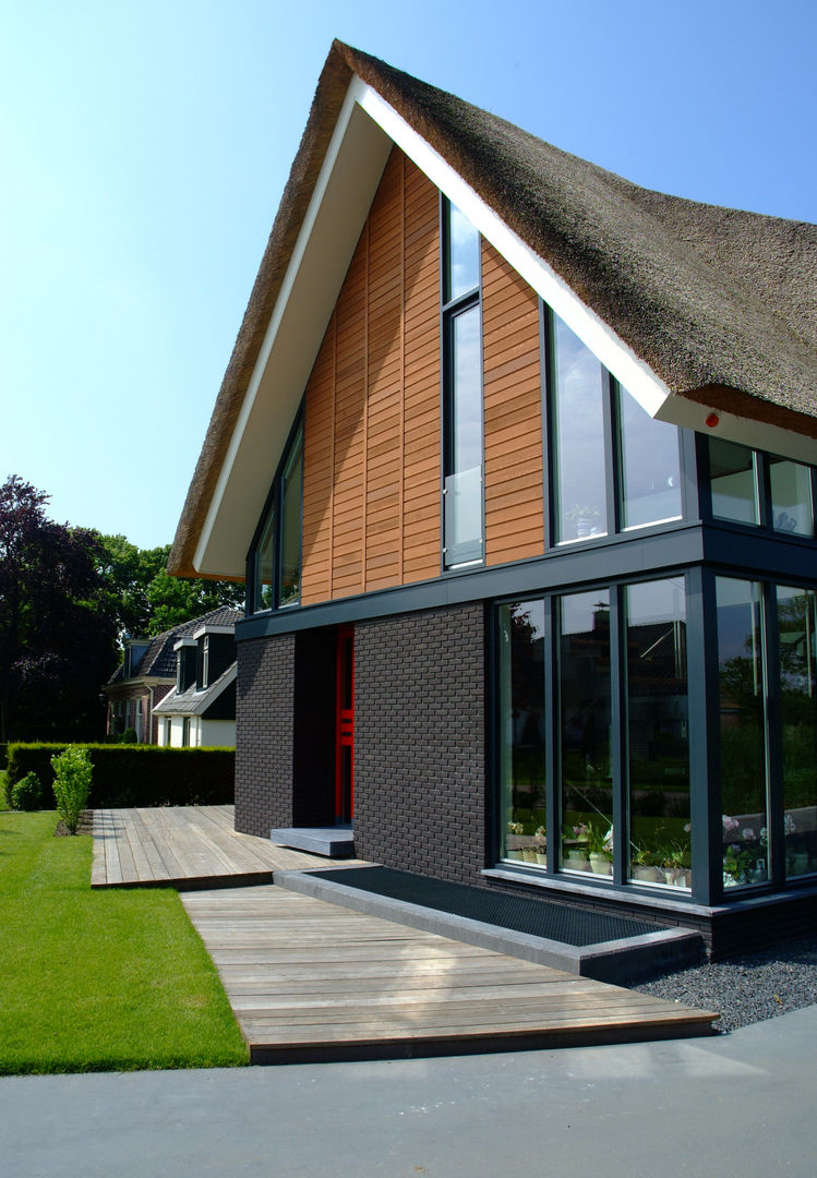 Omgeving & functionaliteit verbonden in een verbazingwekkende villa in Vinkeveen, MEF Architect MEF Architect منازل