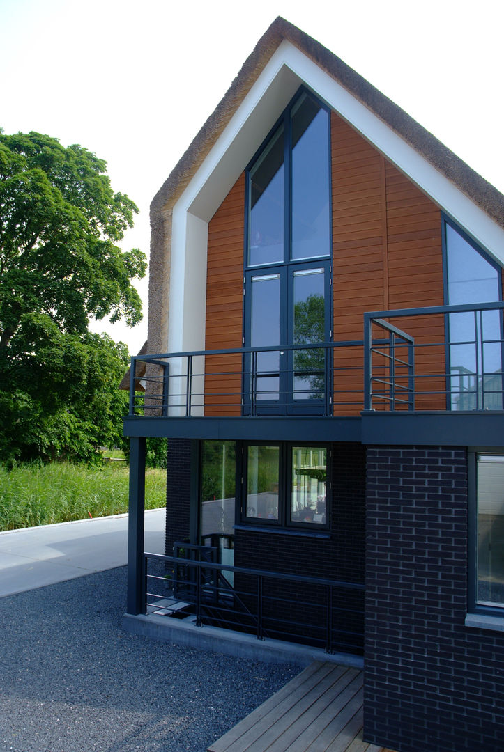 Omgeving & functionaliteit verbonden in een verbazingwekkende villa in Vinkeveen, MEF Architect MEF Architect 모던스타일 주택