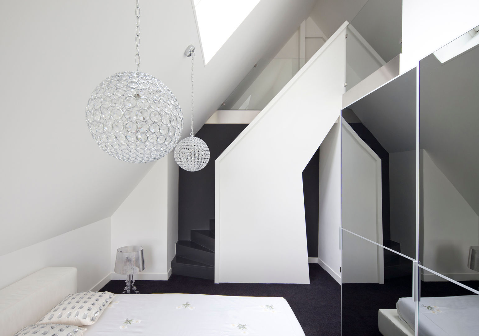 Omgeving & functionaliteit verbonden in een verbazingwekkende villa in Vinkeveen, MEF Architect MEF Architect Dormitorios modernos: Ideas, imágenes y decoración