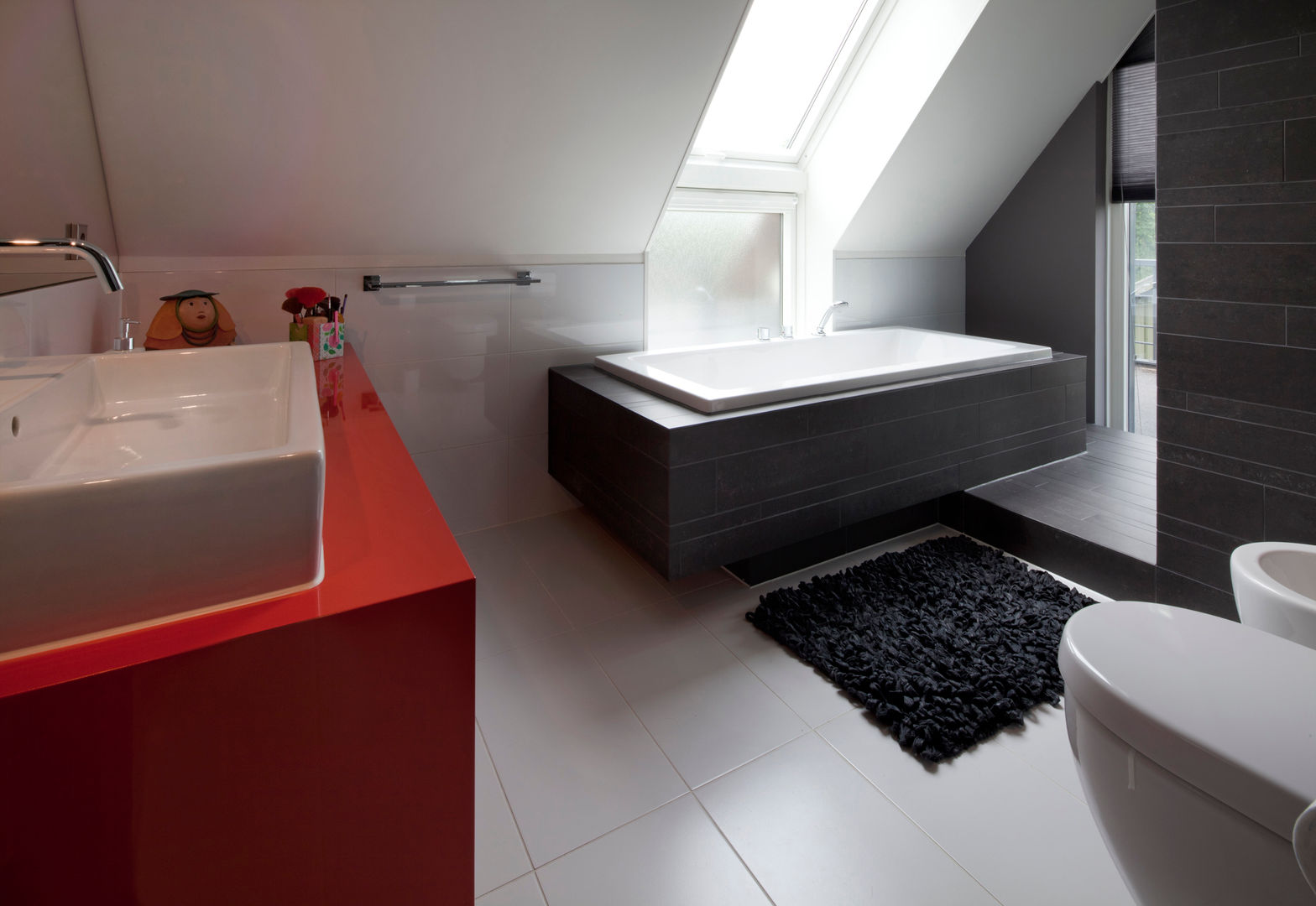 Omgeving & functionaliteit verbonden in een verbazingwekkende villa in Vinkeveen, MEF Architect MEF Architect Modern bathroom