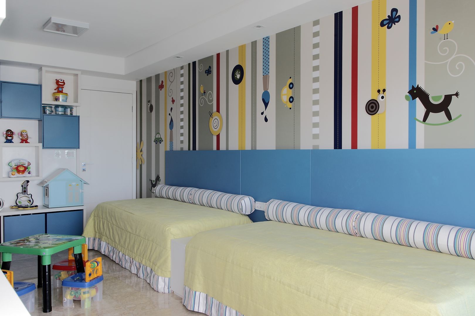 APARTAMENTO 300m2 - CASA FORTE- RECIFE-PE, ROMERO DUARTE & ARQUITETOS ROMERO DUARTE & ARQUITETOS Quarto infantil moderno Porta-retratos,Sofá,Mobília,Propriedade,produtos,Estante,Azure,laranja,Design de interiores,Estante