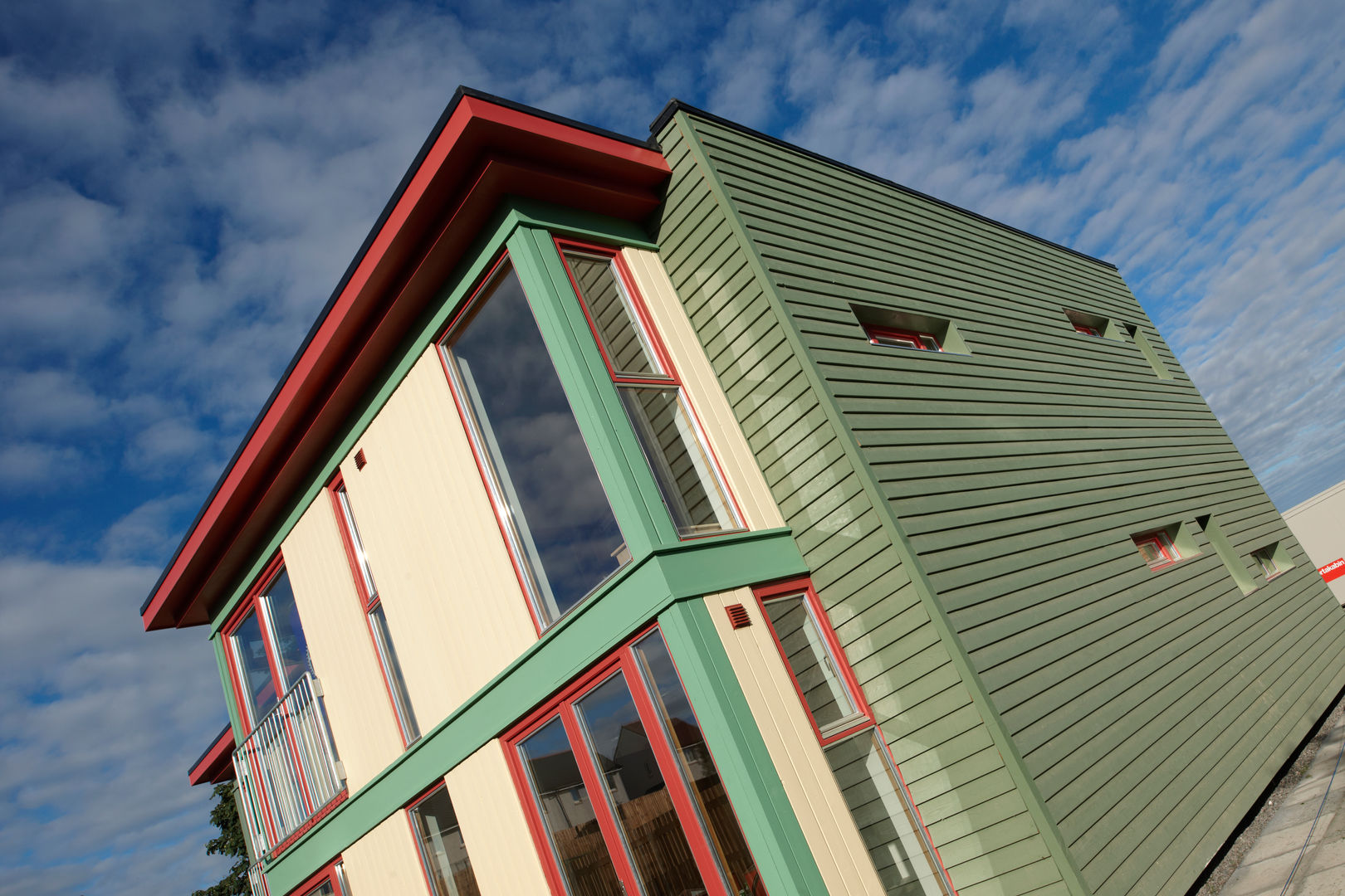 Vacuum Coated Scotlarch Cladding at our in-house plant, by Russwood Russwood - Flooring - Cladding - Decking Casas modernas