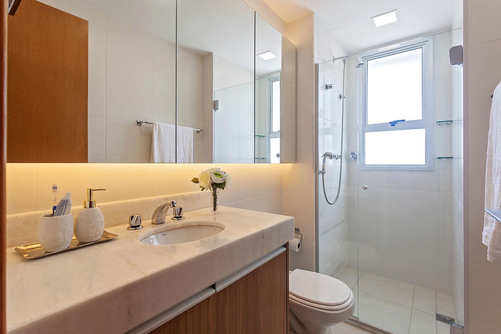 Apartamento MD, ÓBVIO: escritório de arquitetura ÓBVIO: escritório de arquitetura Modern bathroom