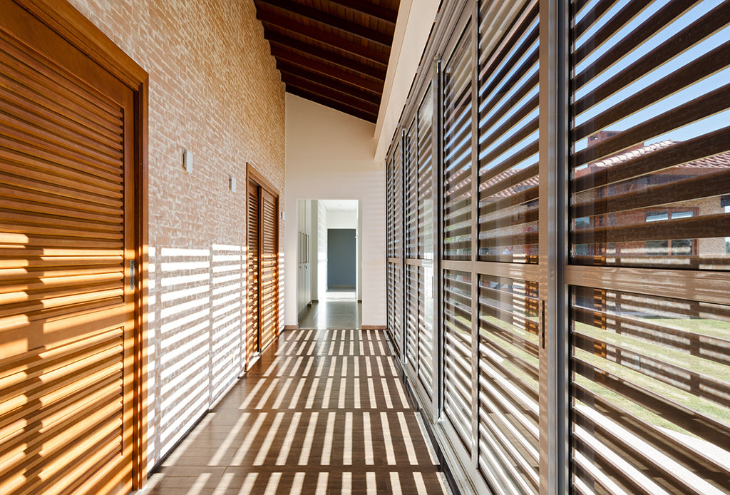 Casa Manacás, NOMA ESTUDIO NOMA ESTUDIO Modern corridor, hallway & stairs