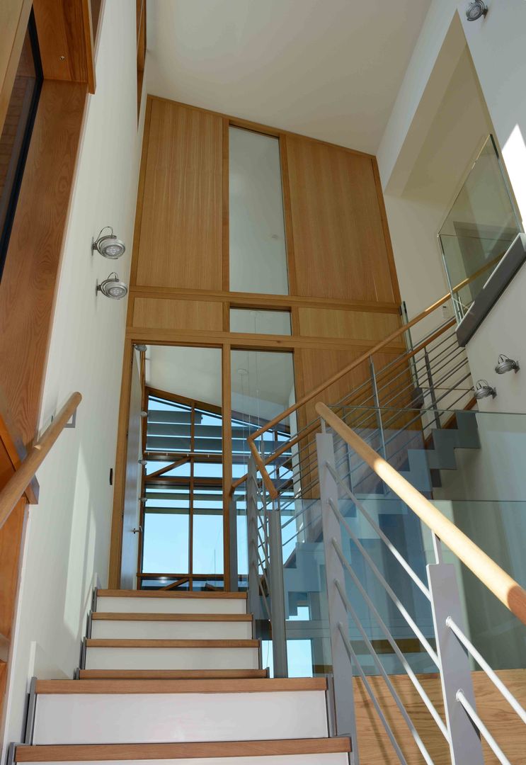 villa te Nootdorp, TIEN+ architecten TIEN+ architecten Modern corridor, hallway & stairs