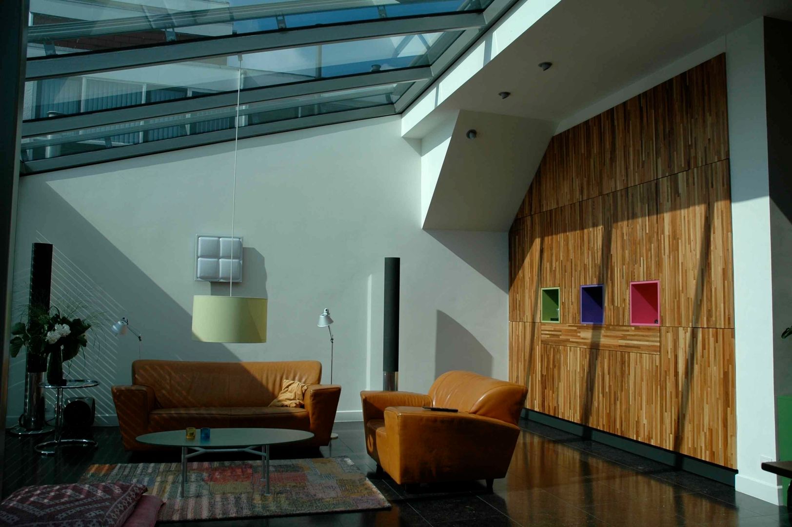 woonkamer met DJ meubel TIEN+ architecten Moderne woonkamers