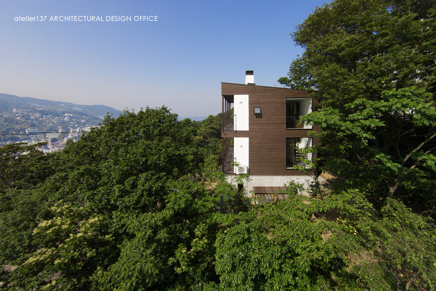 外観 atelier137 ARCHITECTURAL DESIGN OFFICE モダンな 家 木 木目調 傾斜地,眺望,海,3階建て,板張,外観