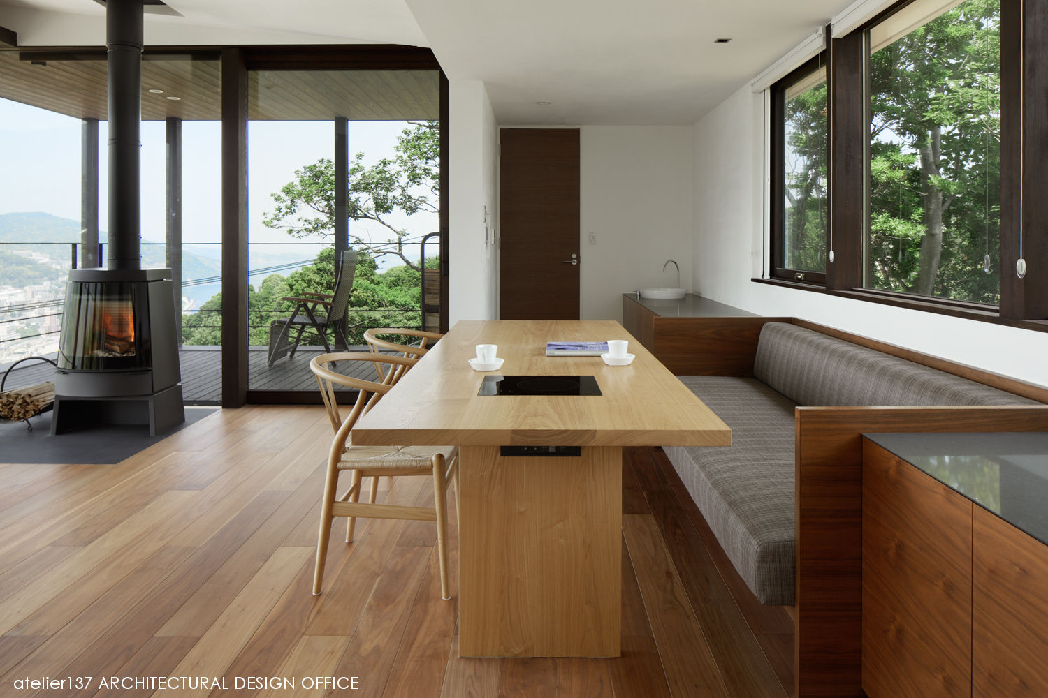 032熱海Oさんの家, atelier137 ARCHITECTURAL DESIGN OFFICE atelier137 ARCHITECTURAL DESIGN OFFICE Comedores de estilo moderno Madera Acabado en madera