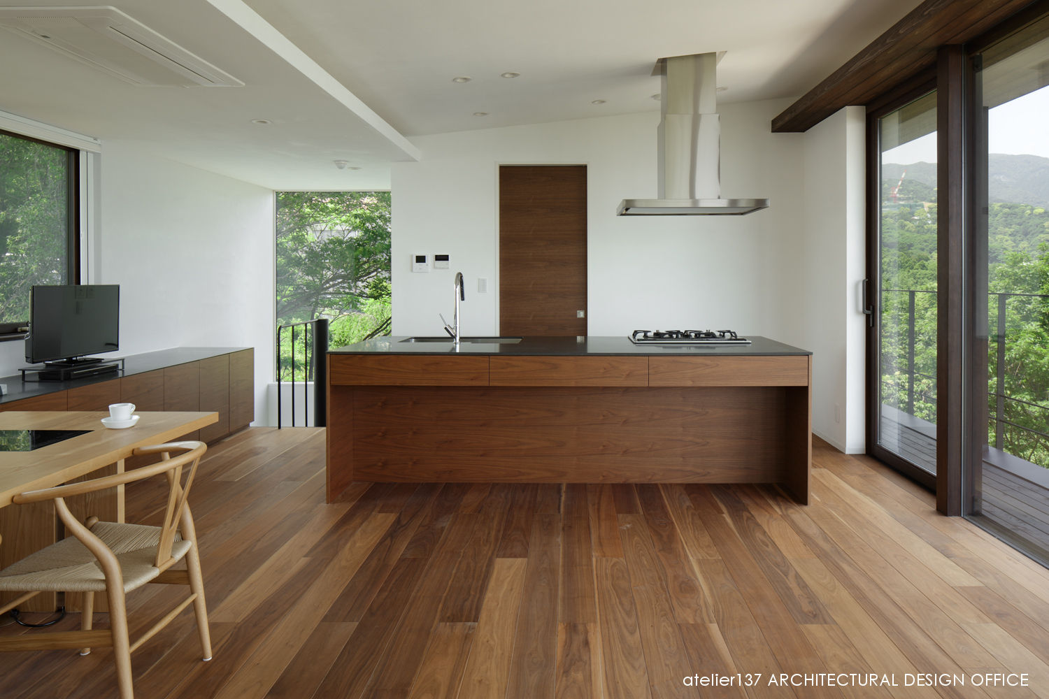 032熱海Oさんの家, atelier137 ARCHITECTURAL DESIGN OFFICE atelier137 ARCHITECTURAL DESIGN OFFICE Cocinas de estilo moderno Madera Acabado en madera