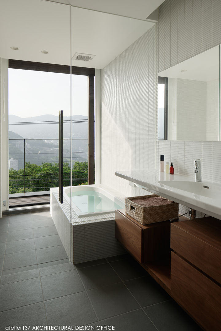 032熱海Oさんの家, atelier137 ARCHITECTURAL DESIGN OFFICE atelier137 ARCHITECTURAL DESIGN OFFICE Modern bathroom Tiles