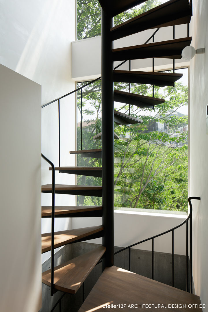 032熱海Oさんの家, atelier137 ARCHITECTURAL DESIGN OFFICE atelier137 ARCHITECTURAL DESIGN OFFICE Коридор Залізо / сталь