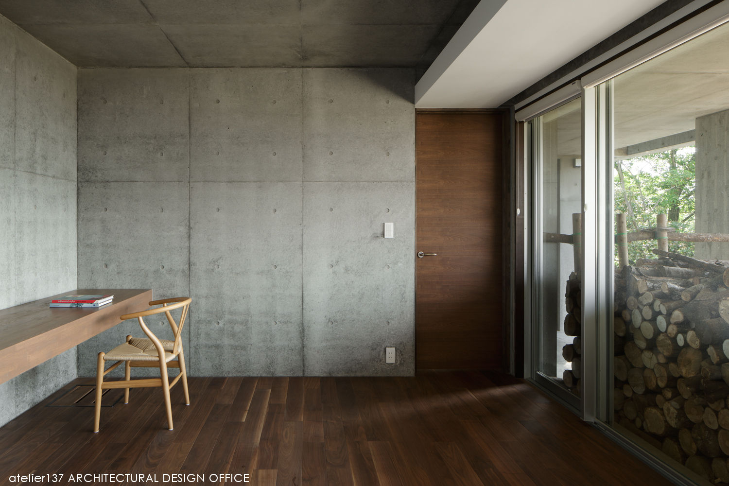 032熱海Oさんの家, atelier137 ARCHITECTURAL DESIGN OFFICE atelier137 ARCHITECTURAL DESIGN OFFICE غرفة الميديا الخرسانة