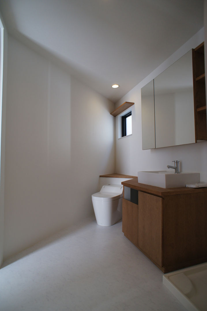 変形敷地を活かす暮らしのかたち「三角の家」, 一級建築士事務所A-SA工房 一級建築士事務所A-SA工房 Modern bathroom