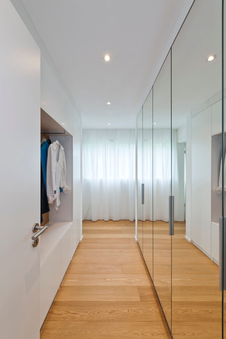 Grünes Leben, über der Stadt, KitzlingerHaus GmbH & Co. KG KitzlingerHaus GmbH & Co. KG Walk in closets de estilo minimalista