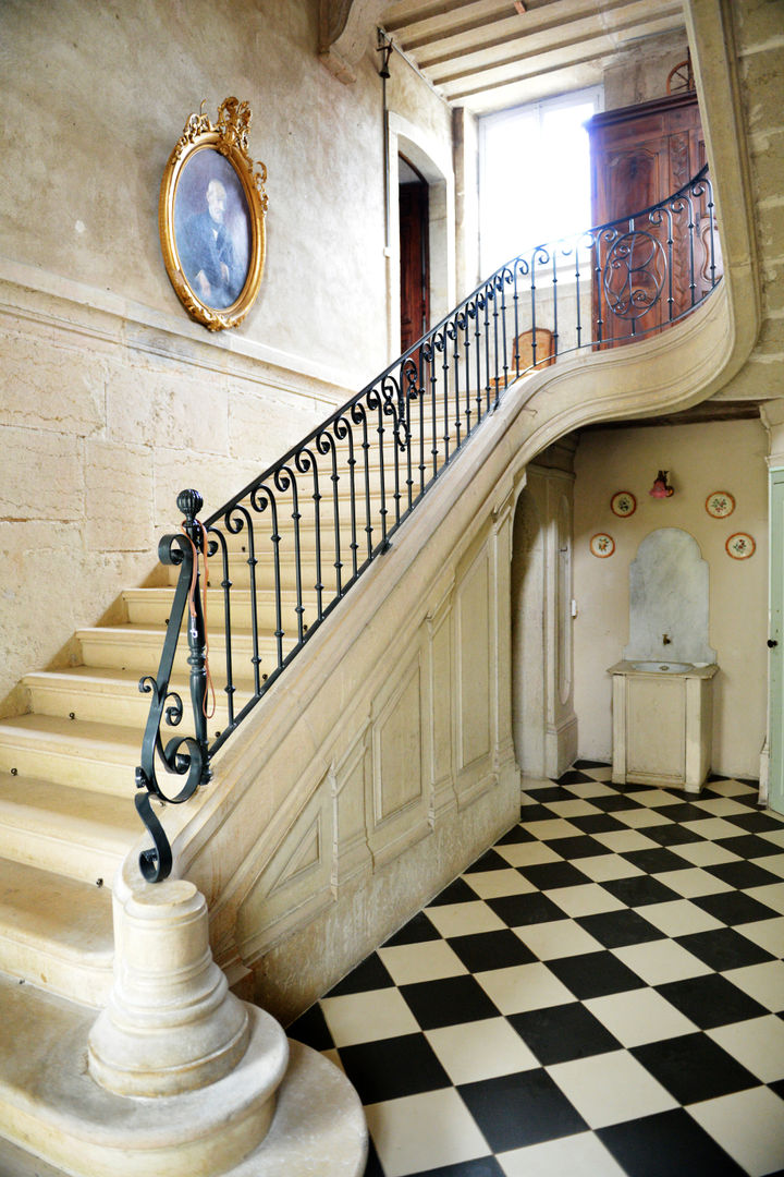 Une maison de maître dans l'Ain, le songe du miroir photographe le songe du miroir photographe Ingresso, Corridoio & Scale in stile classico