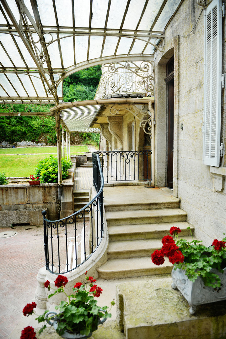 Une maison de maître dans l'Ain, le songe du miroir photographe le songe du miroir photographe بلكونة أو شرفة