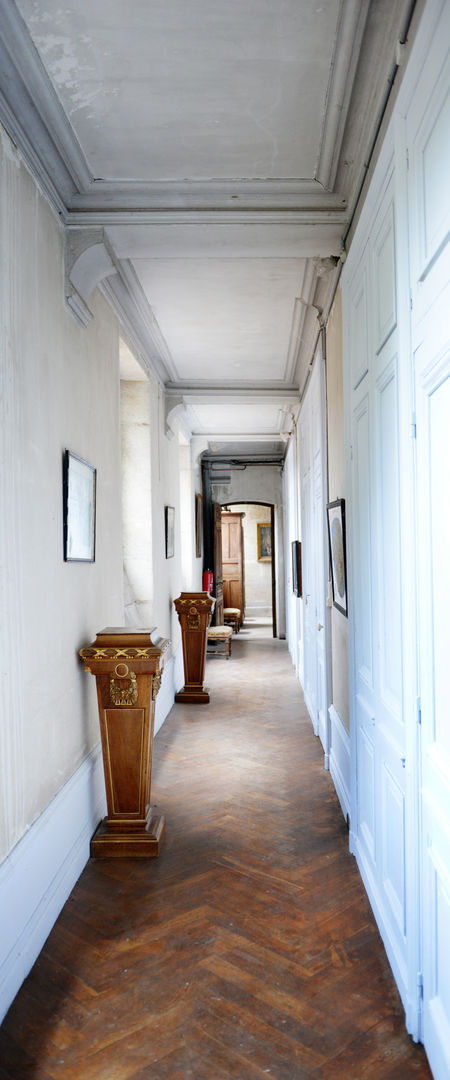 Une maison de maître dans l'Ain, le songe du miroir photographe le songe du miroir photographe Classic style corridor, hallway and stairs