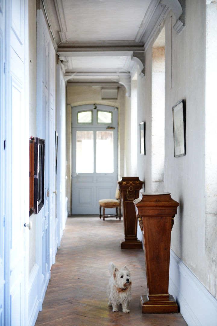 Une maison de maître dans l'Ain, le songe du miroir photographe le songe du miroir photographe 클래식스타일 복도, 현관 & 계단