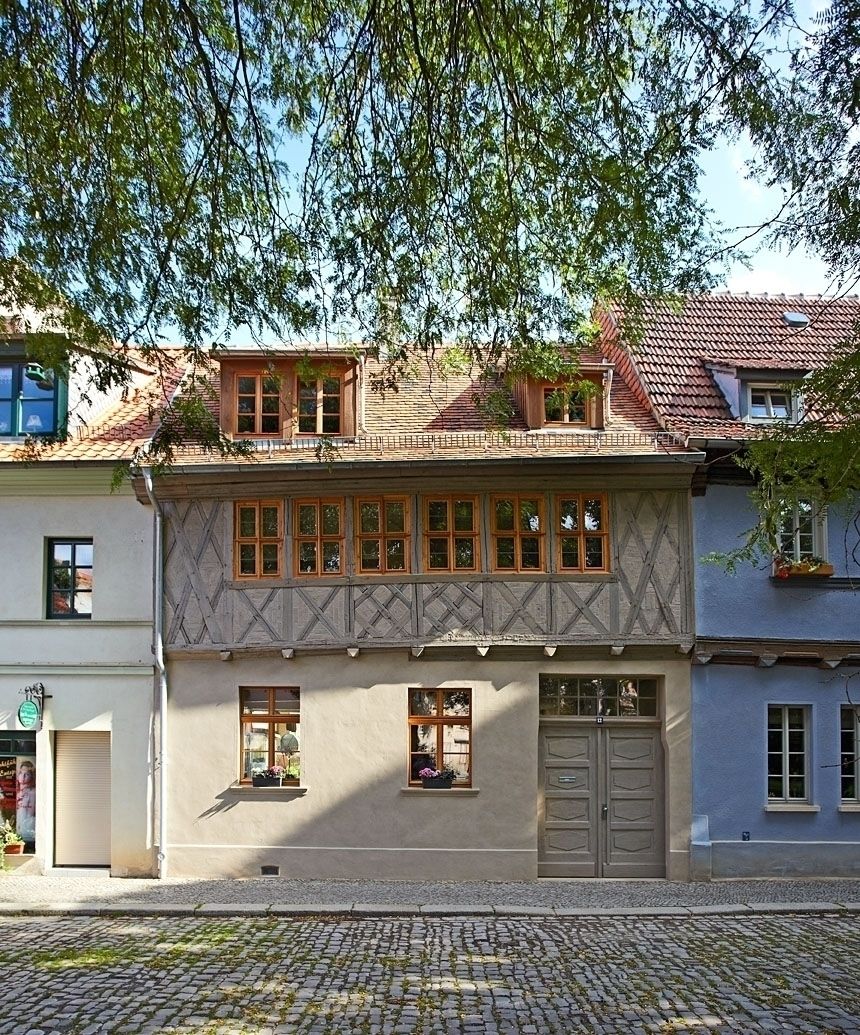 Wohnhaus am Stephanikirchhof in Aschersleben, qbatur Planungsgenossenschaft eG qbatur Planungsgenossenschaft eG บ้านและที่อยู่อาศัย