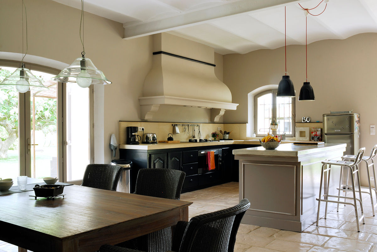 Mas en Provence, STEPHANIE MESSAGER STEPHANIE MESSAGER Country style kitchen