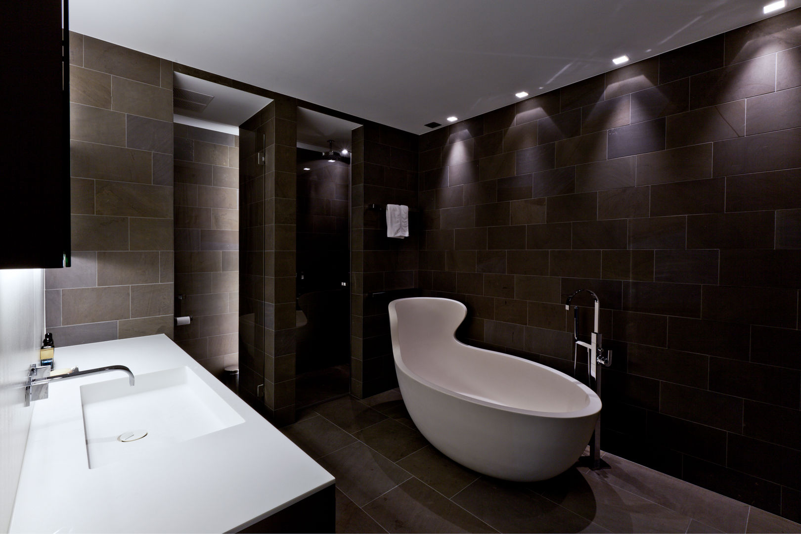 EFH - "SOLAR PUZZLE", SimmenGroup Holding AG SimmenGroup Holding AG Modern style bathrooms