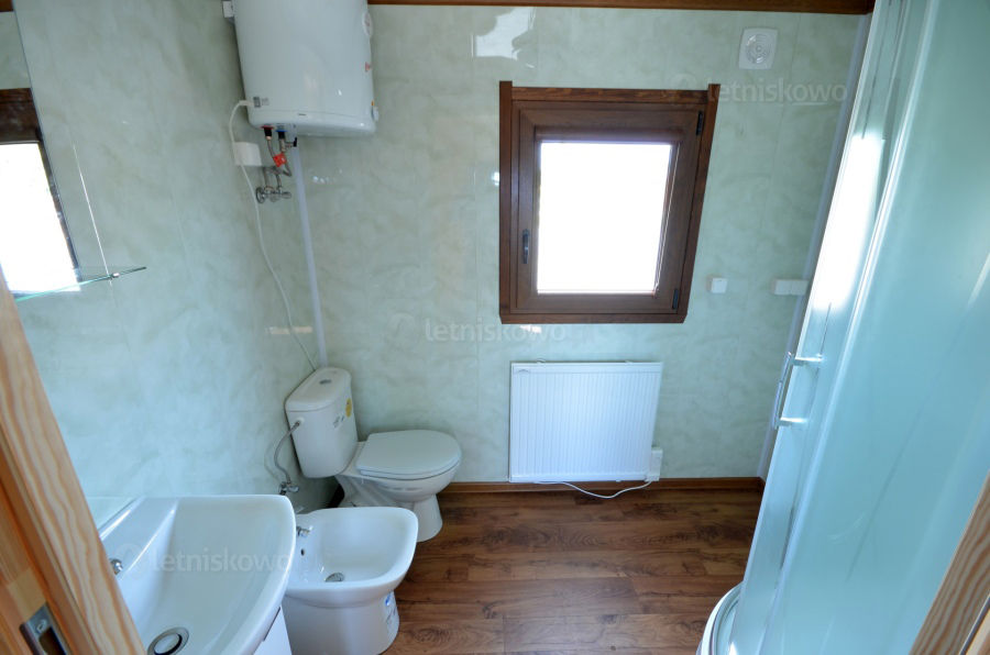 Łazienka w całorocznym domku drewnianym 12x4m - Domek mobilny na kołach homify Klasyczna łazienka