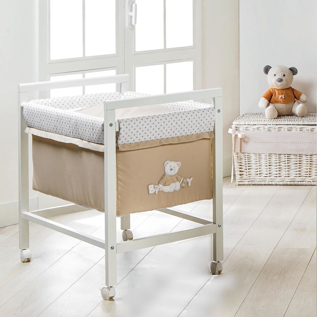 'Muffin-Nido' Wooden baby nursery crib by Picci homify モダンデザインの 子供部屋 木 木目調 ベッド＆ベビーベッド