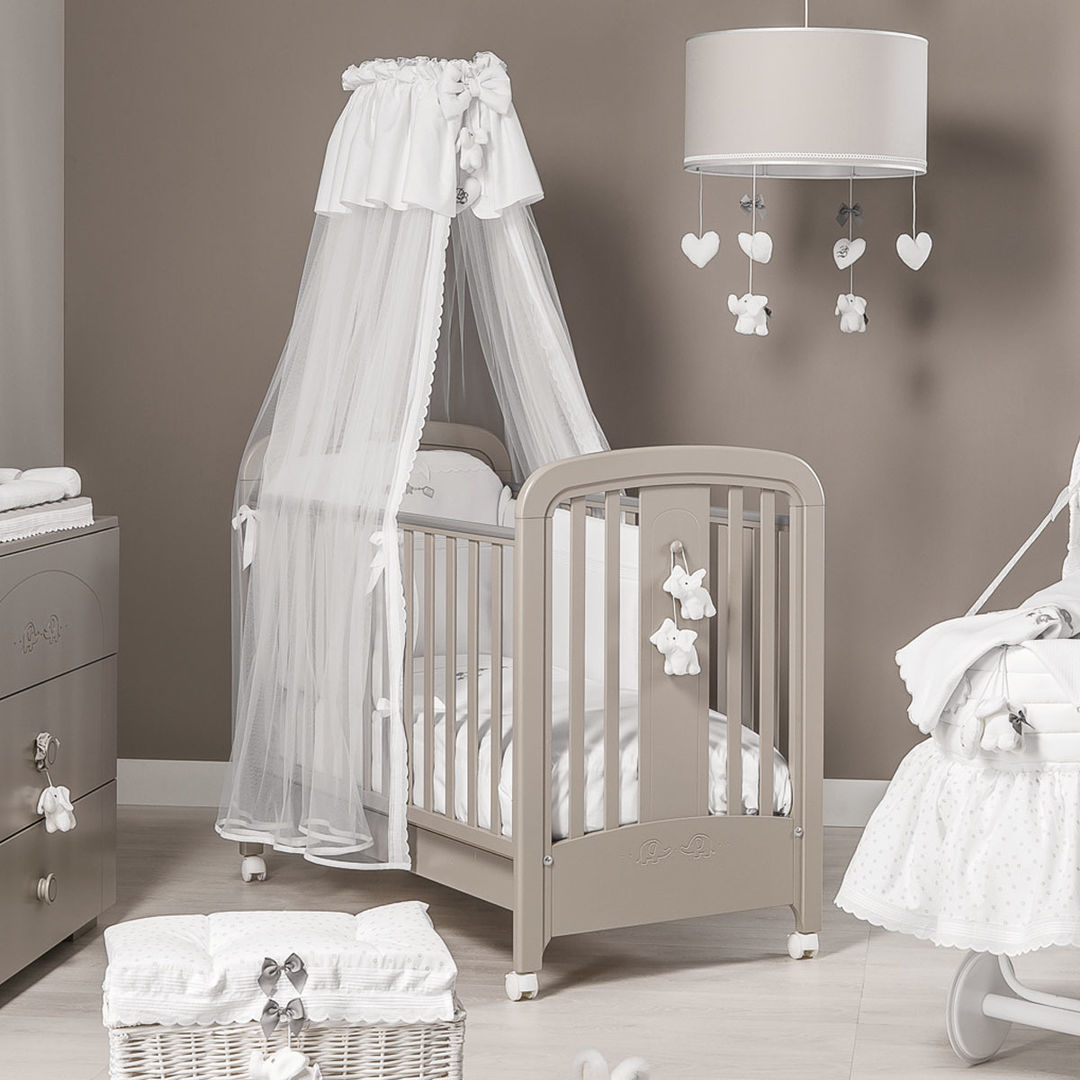 'Miro' baby cot in brown by Picci homify Dormitorios infantiles de estilo moderno Madera Acabado en madera Camas y cunas