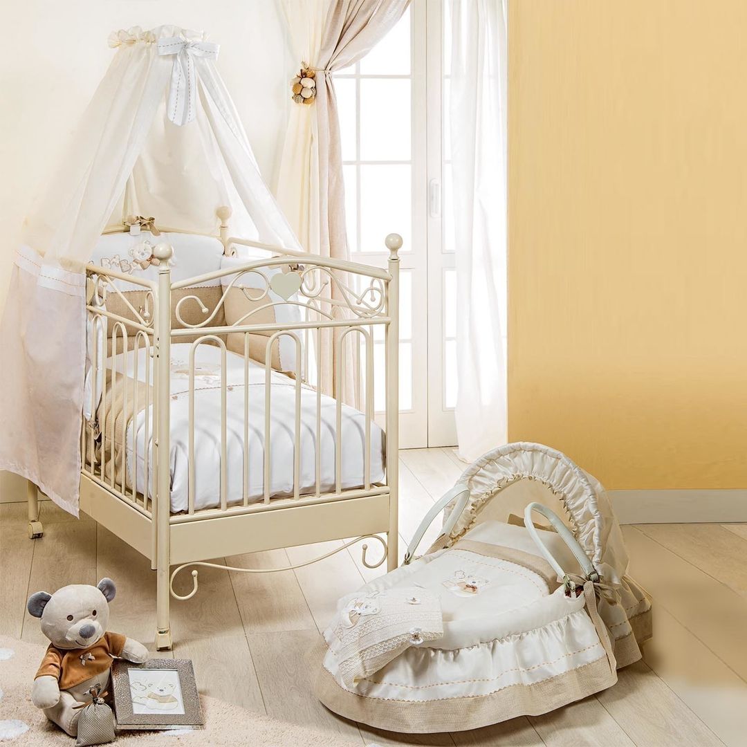 'Nuovo' wrought iron baby cot by Picci homify غرفة الاطفال خشب Wood effect Beds & cribs