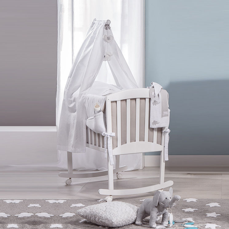 'Miro' Italian white/coffee rocking crib with veil by Picci homify Modern Çocuk Odası Ahşap Ahşap rengi Yatak & Beşikler